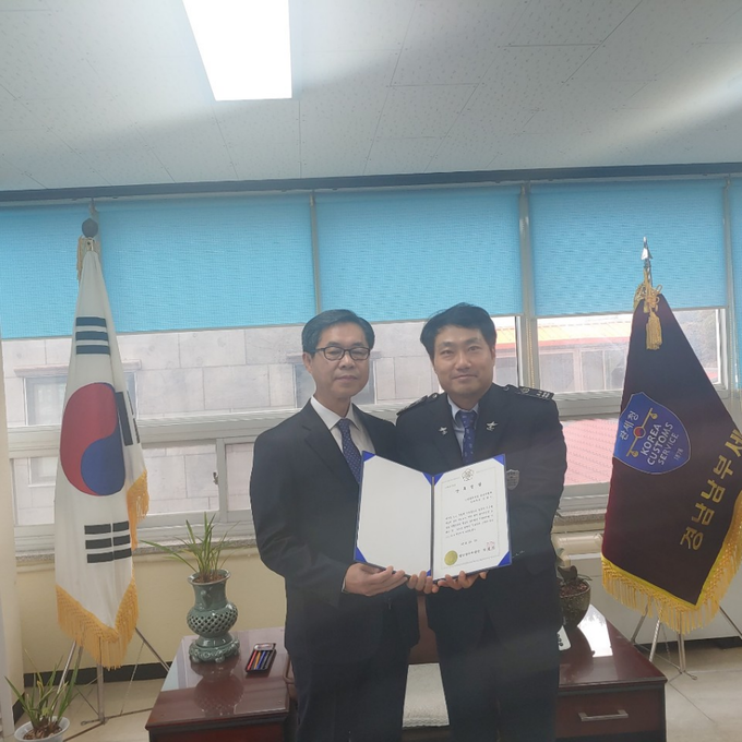 김종기 경남남부세관장(왼쪽)과 올해의 상록인에 선정된 김철민 관세행정관.