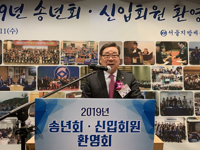임채룡 서울회장이 송년회 인사말을 하고 있다.