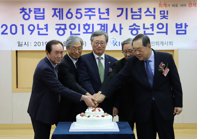 제65주년 창립기념식에서 축하 케이크를 자르고 있는 내빈들(왼쪽부터 강성원 고문, 서태식 고문, 최중경 회장, 권오형 고문, 김일섭 전서울과학종합대학원 총장)