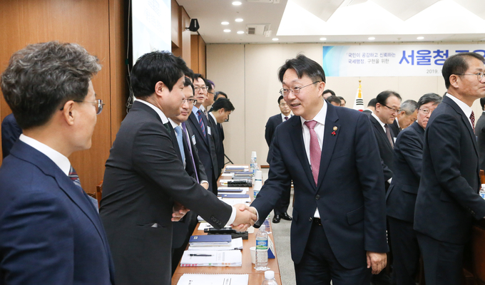 김현준 국세청장이 서울청 간부들과 인사를 나누고 있다. 