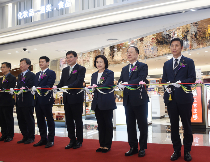 지난 5월31일 개최된 인천국제공항입국장 면세점 개장 행사.<사진은 테이프 커팅을 하고 있는 홍남기 부총리(오른쪽 두번째)와 김영문 전 관세청장(오른쪽 첫번째)>