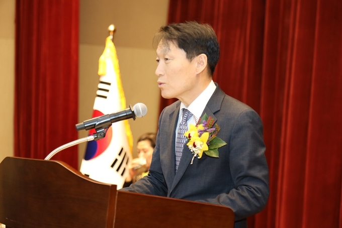 유재철 중부청장이 27일 개최된 퇴임식에서 퇴임사를 전하고 있다.