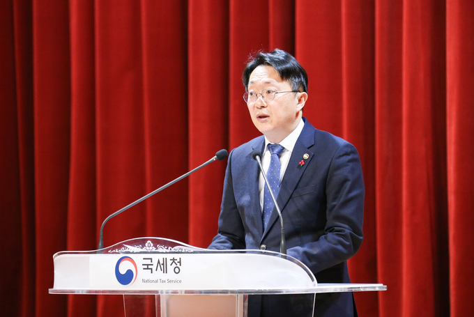 김현준 국세청장이 2일 시무식에서 신년사를 통해 국세행정방향을 밝히고 있다.