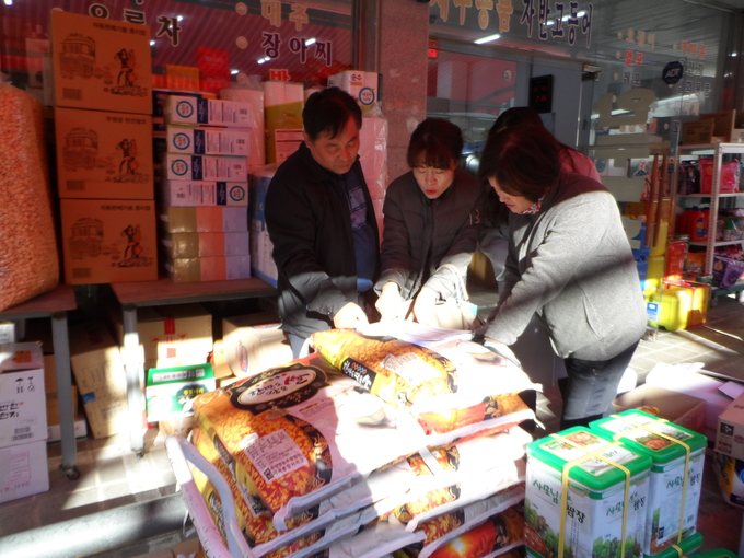 광주세관 직원들이 시중 원산지표시 단속 활동을 하고 있다.