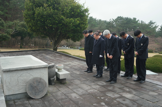 윤동주 제주세관장(앞줄 가운데)과 직원들은 3일 제주시 충혼묘지를 찾아 참배했다.