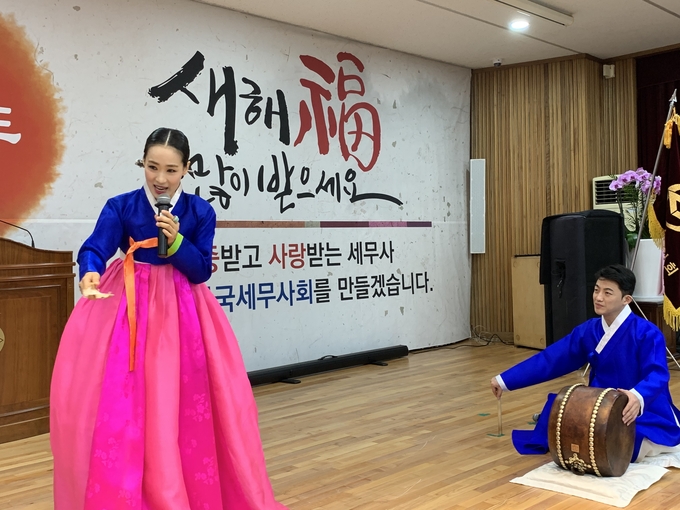 신년인사회에서 축하 공연이 펼쳐지고 있다.