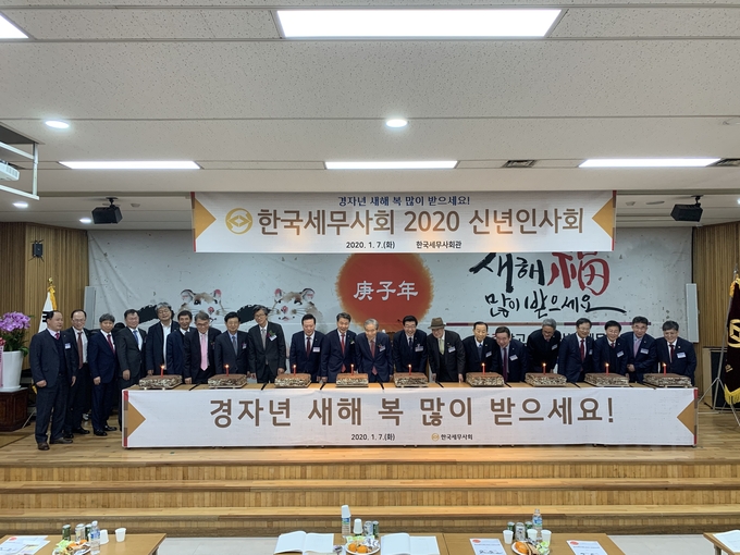 신년인사회에 참석한 내빈들이 새해 소망을 기원하고 있다. 