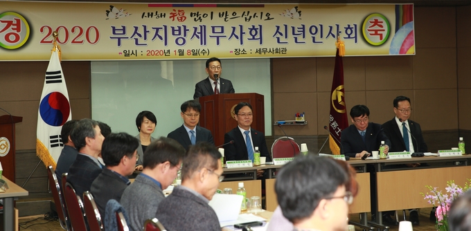 강정순 부산지방세무사회장이 신년사를 하고 있다.
