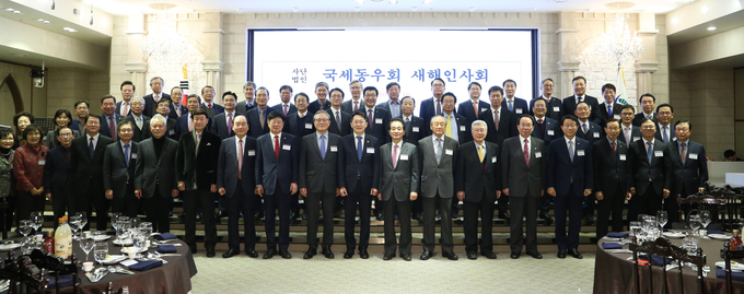 국세동우회는 10일 서울 여의도 국민일보빌딩에서 새해인사회를 개최했다. 내빈들이 기념촬영하고 있다.