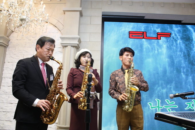 이종탁<왼쪽>세무사와 공연팀이 색소폰 공연을 펼치고 있다.