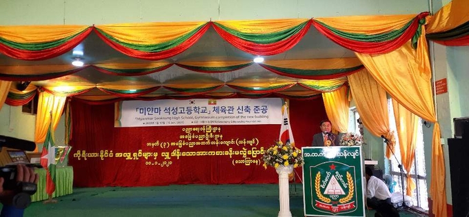준공식에서 조용근 회장이 인사말을 하고 있다. 