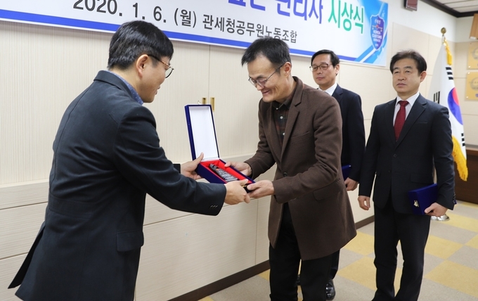 제 3회 함께 근무하고 싶은 관리자로 선정된 문미호<왼쪽 두번째> 안산세관 통관지원과장이 선정패를 받고 있다.