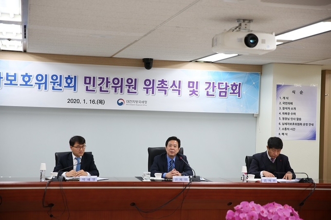 한재연(가운데) 대전청장이 16일 열린 납세자보호위원회 민간위원과의 간담회에서 적법절차 준수 여부 감독 등 납세자 권리보호에 앞장서줄 것을 당부하고 있다.
