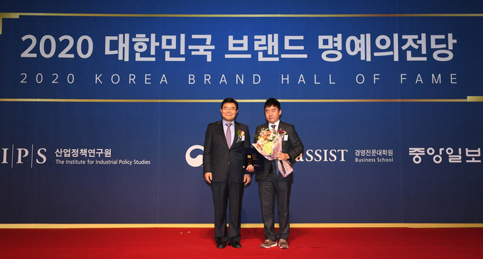 22일 '2020 대한민국 브랜드 명예의전당' 시상식에서 오비맥주 카스가 맥주 부문 1위를 수상했다. 사진은 오비맥주 변형섭 정책홍보 상무(오른쪽)와 산업정책연구원 박기찬 원장