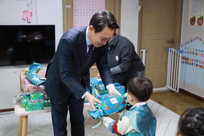 이준오 중부지방국세청장이 아동복지시설 동광원을 찾아 원아들에게 선물을 전달하고 있다.