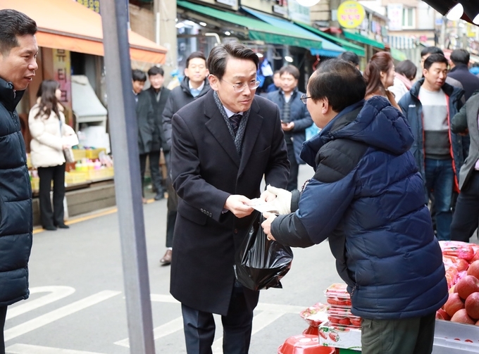 이준오 중부지방국세청장은 관내 전통시장 북수원시장을 찾아 설 성품을 구매하며 민생경기를 살폈다.