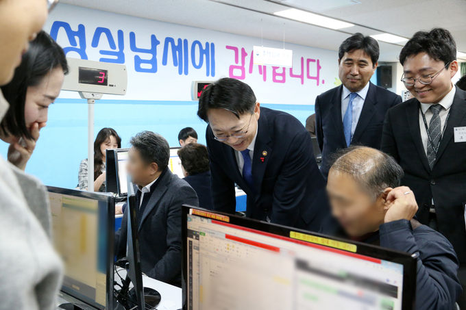 김현준 청장이 부가세 신고를 위해 청주세무서를 찾은 납세자와 얘기를 나누고 있다. 