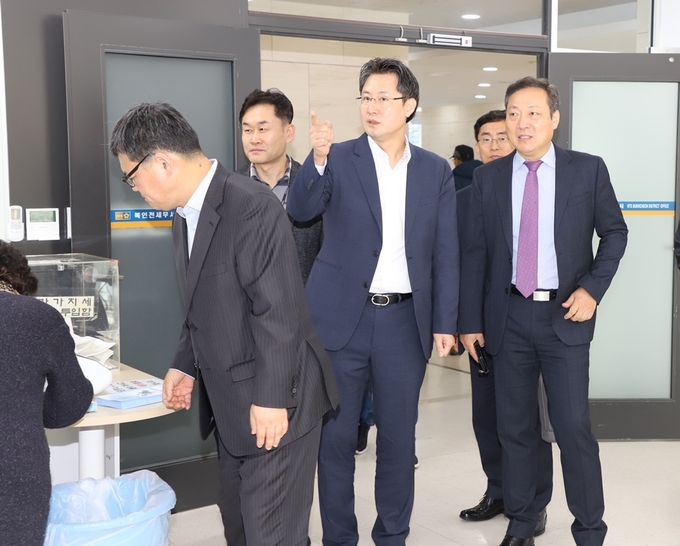 구진열<오른쪽 세번재> 인천지방국세청장이 북인천세무서를 현장 방문해 부가세 신고창구 현황을 살피고 있다.