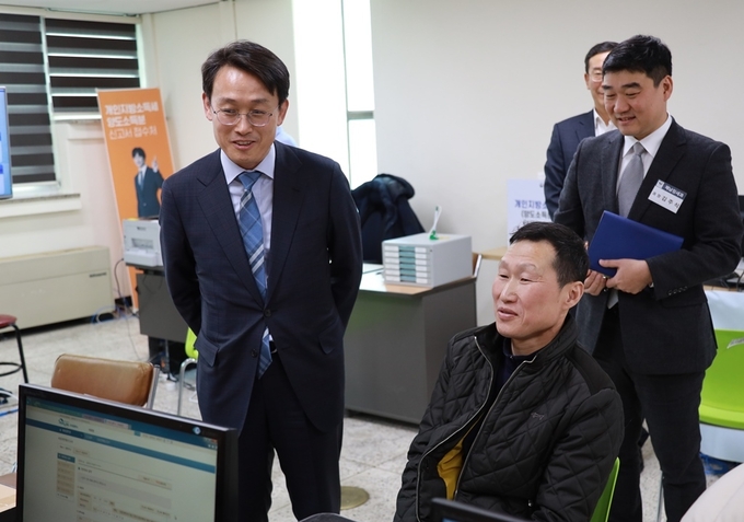 이준오 중부지방국세청장이 취임 후 첫 일선행보로 수원세무서 부가세 신고창구를 찾아 납세자의 신고불편사항을 청취하고 있다.