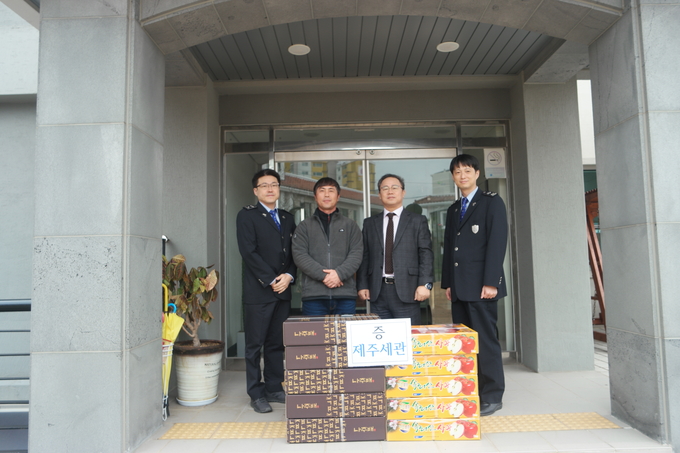 제주세관은 지난 23일 개청 110주년을 맞아 관내 어려운 이웃과 사회복지시설을 방문해 위문금품을 전달했다.