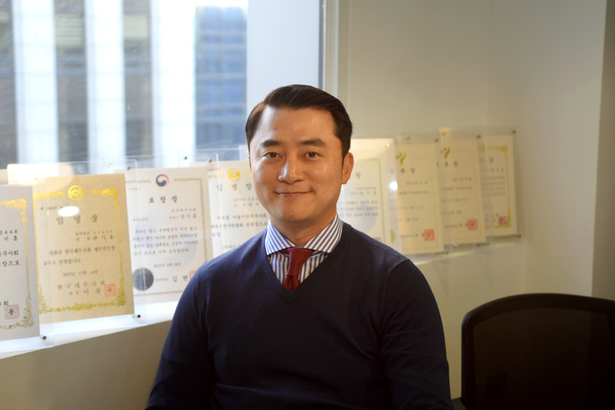 로봇처럼 딱딱한 이미지를 탈피하기 위해 인스타를 시작했다는 반기홍 세무사.