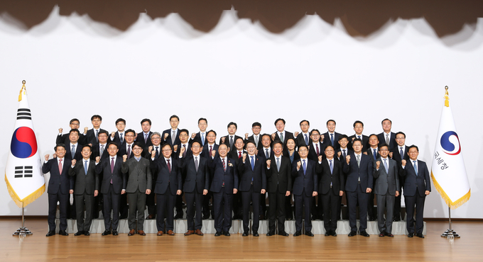 29일 세종시 국세청사에서 열린 2020년 전국세무관서장회의에서 홍남기 경제부총리 겸 기획재정부 장관(앞줄 왼쪽 일곱번째), 김현준 국세청장(앞줄 왼쪽 여덟번째) 등 참석자들이 기념촬영하고 있다.