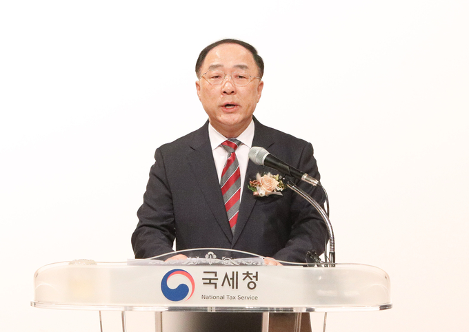홍남기 부총리가 전국세무관서장회의에 참석해 치사를 하고 있다. 