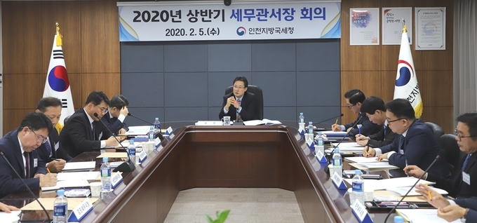 구진열 인천지방국세청장이 상반기 관서장회의에서 변화와 혁신의지를 독려하고 있다.