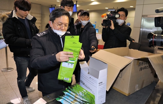 노석환 관세청장이 6일 오후 인천공항 출국장에서 여행객들이 휴대반출하는 마스크를 점검하고 있다.