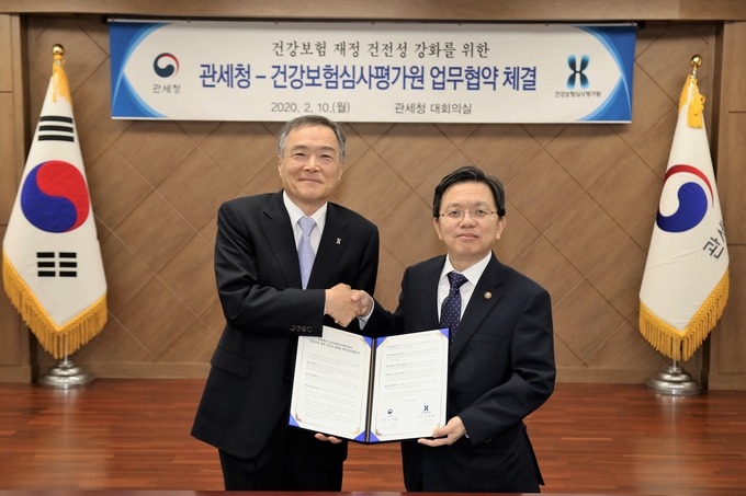 노석환 관세청장(오른쪽)과 김승택 건강보험심사평가원장은 10일 정부대전청사에서 건강보험재정 건정성 강화를 위한 업무협약을 체결했다.