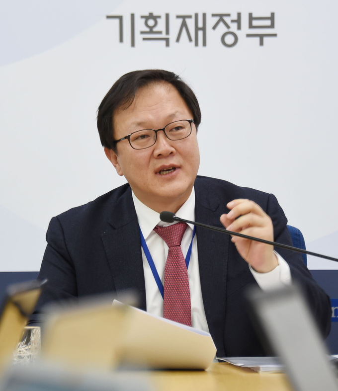 김태주 세제실 조세총괄정책관이 시행규칙 개정안에 대한 브리핑을 하고 있다.<사진=기재부>