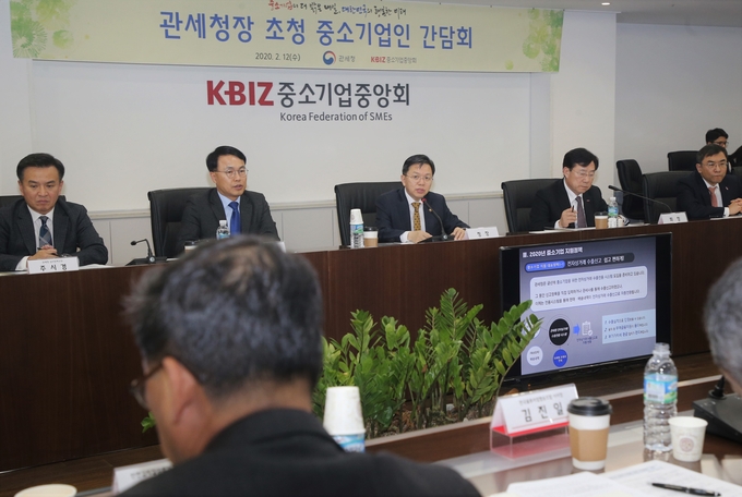 노석환(중앙) 관세청장은 12일 여의도 중소기업중앙회 이사회 회의실에서 개최된 중소기업인과의 간담회에서 현쟁애로를 청취하는 한편, 관세행정 지원방안을 설명했다.