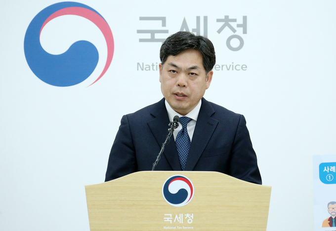 김태호 국세청 자산과세국장이 13일 고가주택 취득자 등 361명 세무조사 착수와 관련한 브리핑을 하고 있다.