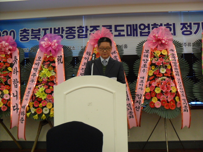 육영군 회장이 인사말을 하고 있다.