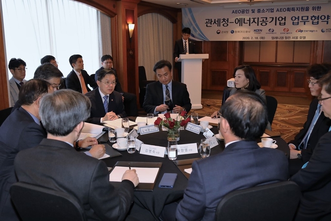 노석환 관세청장은 18일 서울 힐튼호텔에서 MOU 체결에 앞서 에너지 공기업 대표들과 간담회를 가지고 있다.