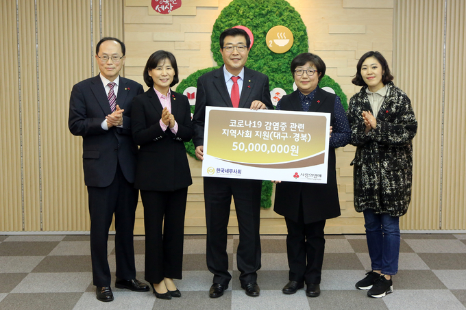 원경희<가운데>회장이 박동규 상근부회장<왼쪽 첫번째>, 고은경 부회장<두번째>과 함께 사회복지공동모금회에 성금을 전달하고 있다. 