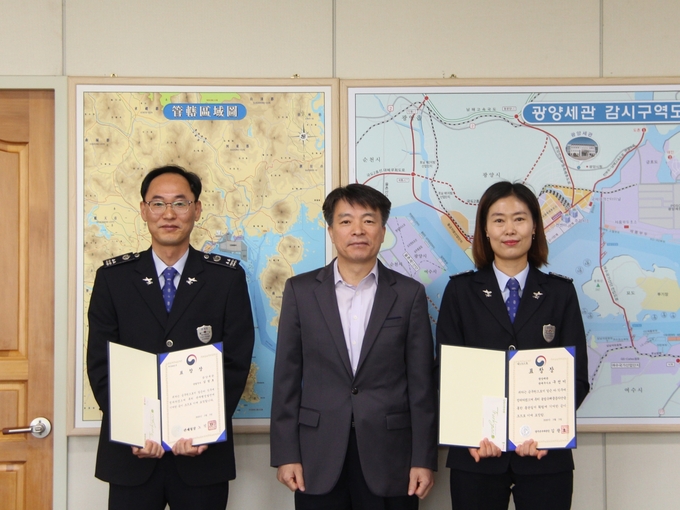 백도선(중앙) 광양세관장이 제54회 납세자의 날 우수공무원으로 선정된 김성호(왼쪽) 관세행정관, 구선미(오른쪽) 관세행정관과 기념촬영하고 있다. 