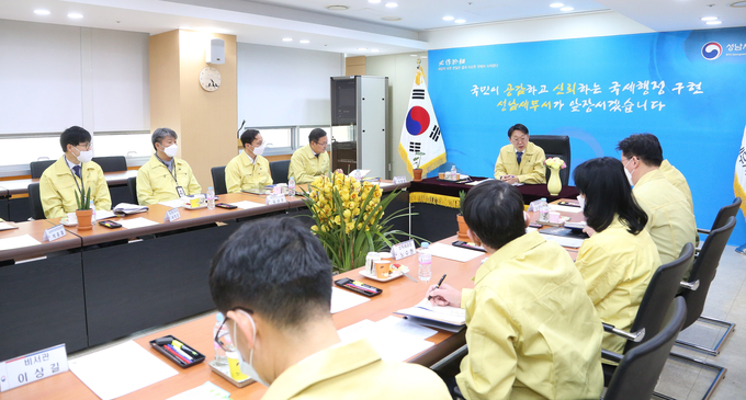 김현준 국세청장이 성남세무서 서.과장이 참석한 가운데 법인세 신고, 근로장려금 반기신청 현황을 보고 받고 있다. 
