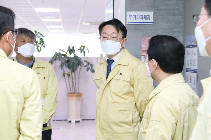 부가가치세과를 찾은 김현준 청장이 코로나19 세정지원 및 대응상황에 대해 관리자들과 대화하고 있다. 