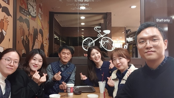 신고기간 창구업무를 맡은 조사팀 직원들과 진행한 차담회.