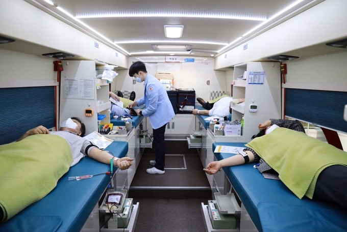 중부지방국세청 직원들이 혈액수급 어려움을 타개하기 위해 자발적으로 헌혈에 동참하고 있다.