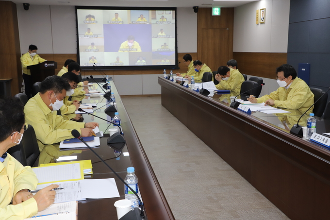 구진열 인천지방국세청장(오른쪽에서 첫 번째)이 영상회의를 진행하고 있다.