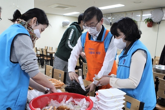 이명구(가운데) 서울세관장과 사랑향기봉사단이 지난 20일 무료급식 대신 제공할 도시락을 만들고 있다.