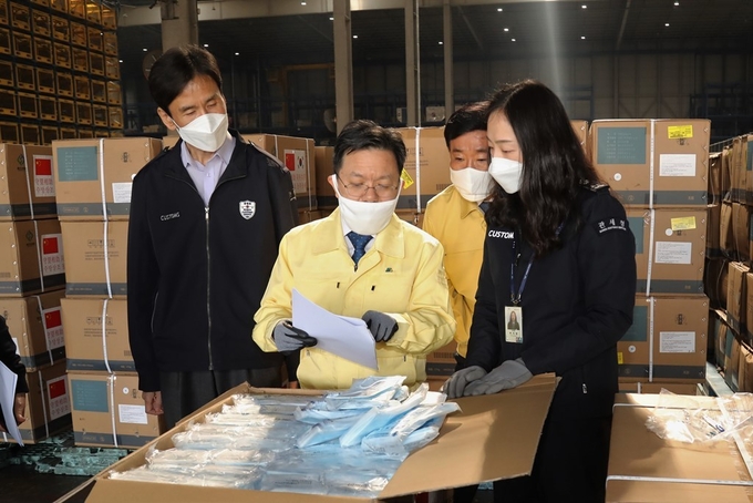 노석환 관세청장(왼쪽 두번째)이 25일 인천공항 화물창고를 방문해 마스크 수입통관현장을 점검하고 있다.