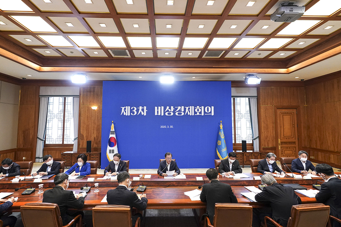 정부는 30일 문재인 대통령 주재로 제3차 비상경제회의를 열고 긴급재난지원금 도입 및 사회보험료.전기요금 부담 완화방안을 마련했다.(사진: 청와대 제공)