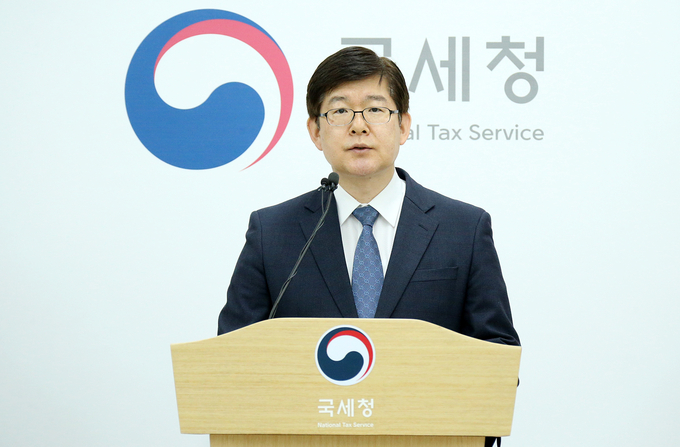김진현 국세청 개인납세국장이 국세청 기자실에서 부가세 예정고지·신고 대상 사업자 세정지원 관련 브리핑을 하고 있다.