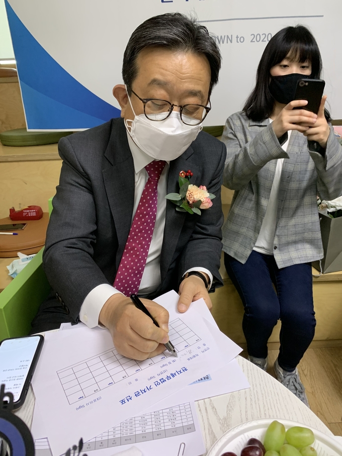 박점식 회장이 경영 가치관을 가슴 깊이 되새기자는 의미에서 선언서에 사인하고 있다. 