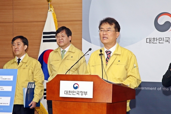윤종인 행정안전부 차관이 3일 세종특별자치시 정부세종청사 6동 브리핑실에서 긴급재난지원금 범정부 TF(태스크포스)를 통해 결정된 코로나19 관련 '긴급재난지원금 대상자 선정기준 원칙'을 발표하고 있다.(행정안전부 제공)