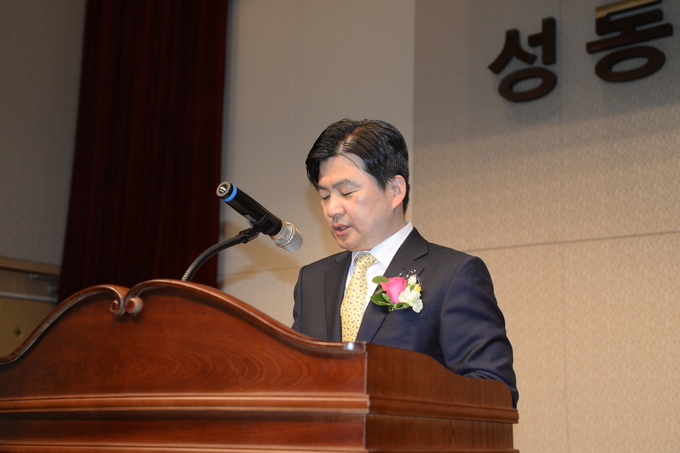 송바우 서울청 조사1국장이 김명준 서울청장의 치사를 대독하고 있다.