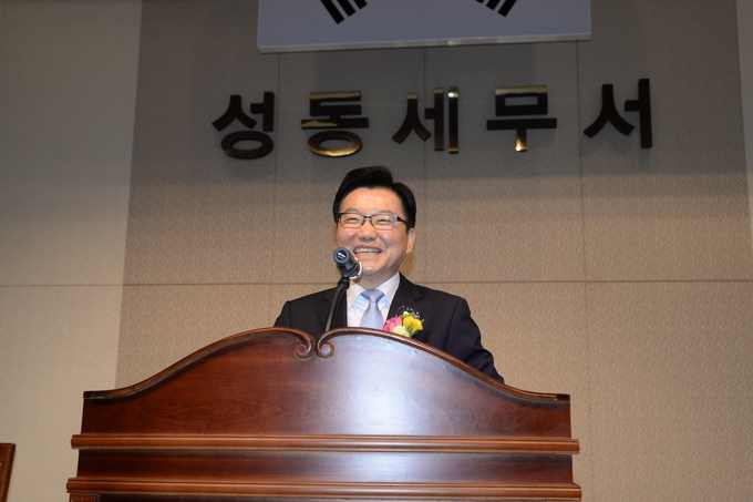 장동희 세무서장이 퇴임사를 하고 있다.